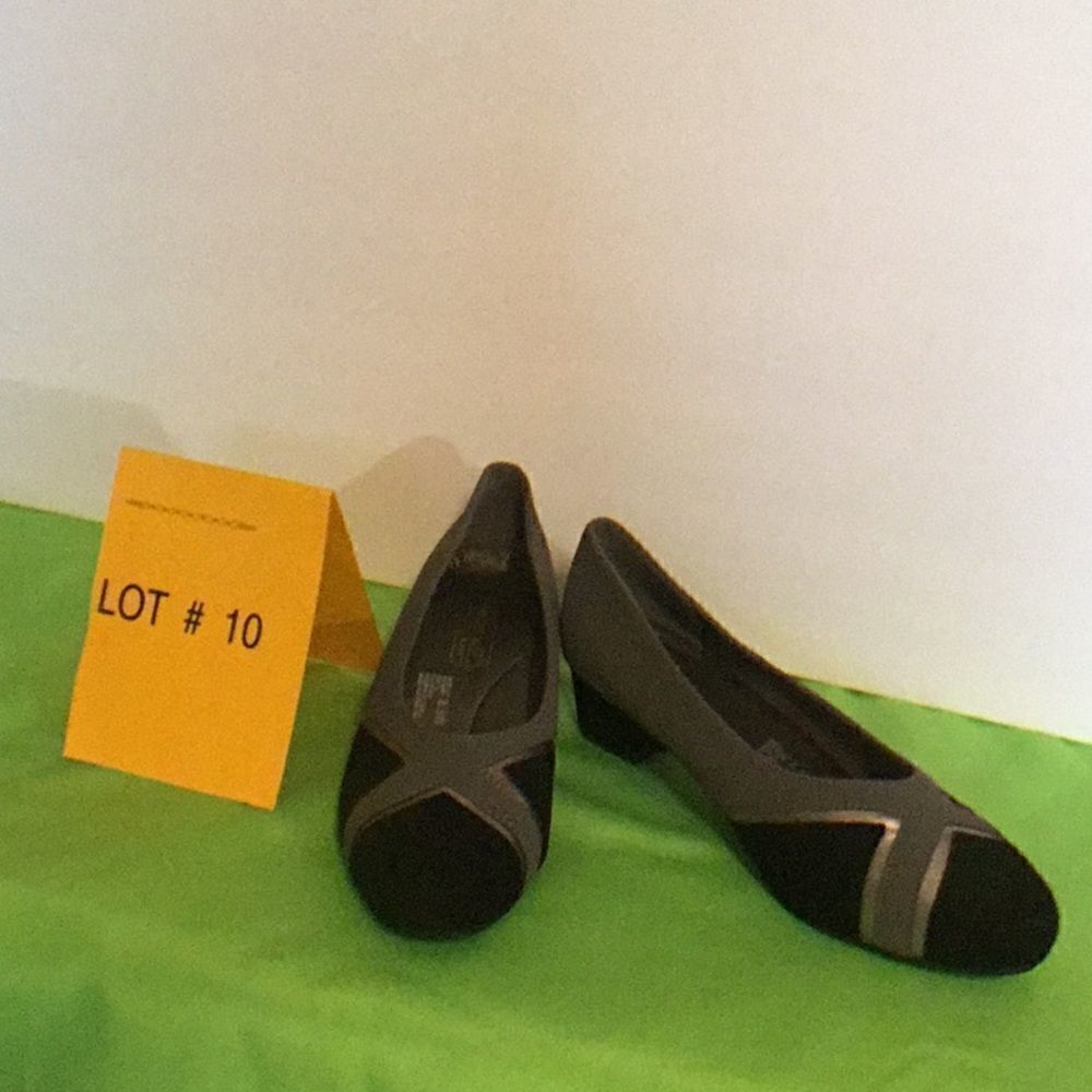1” gray & black suede like heels in size 8 1/2 W